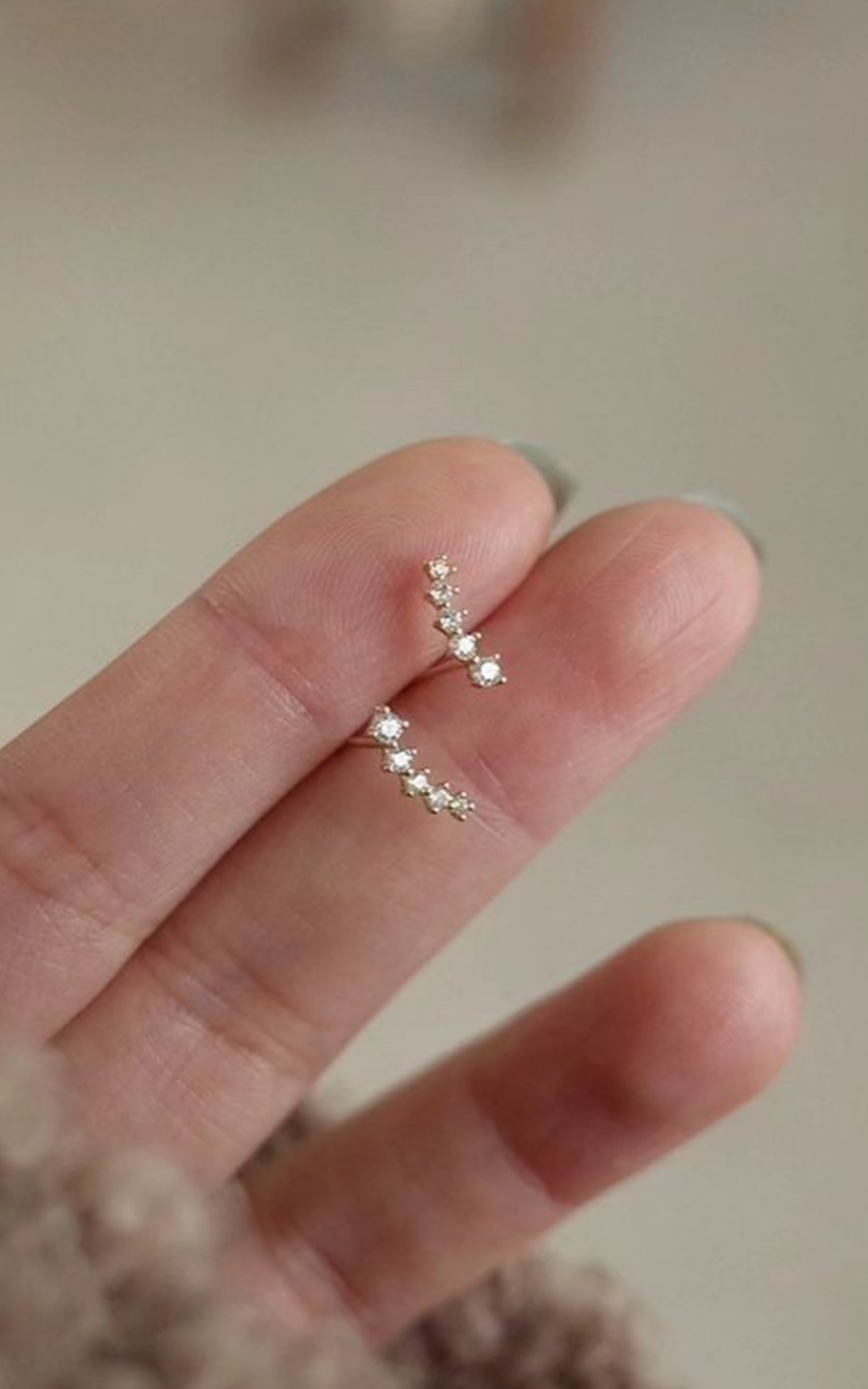Mini curve earrings