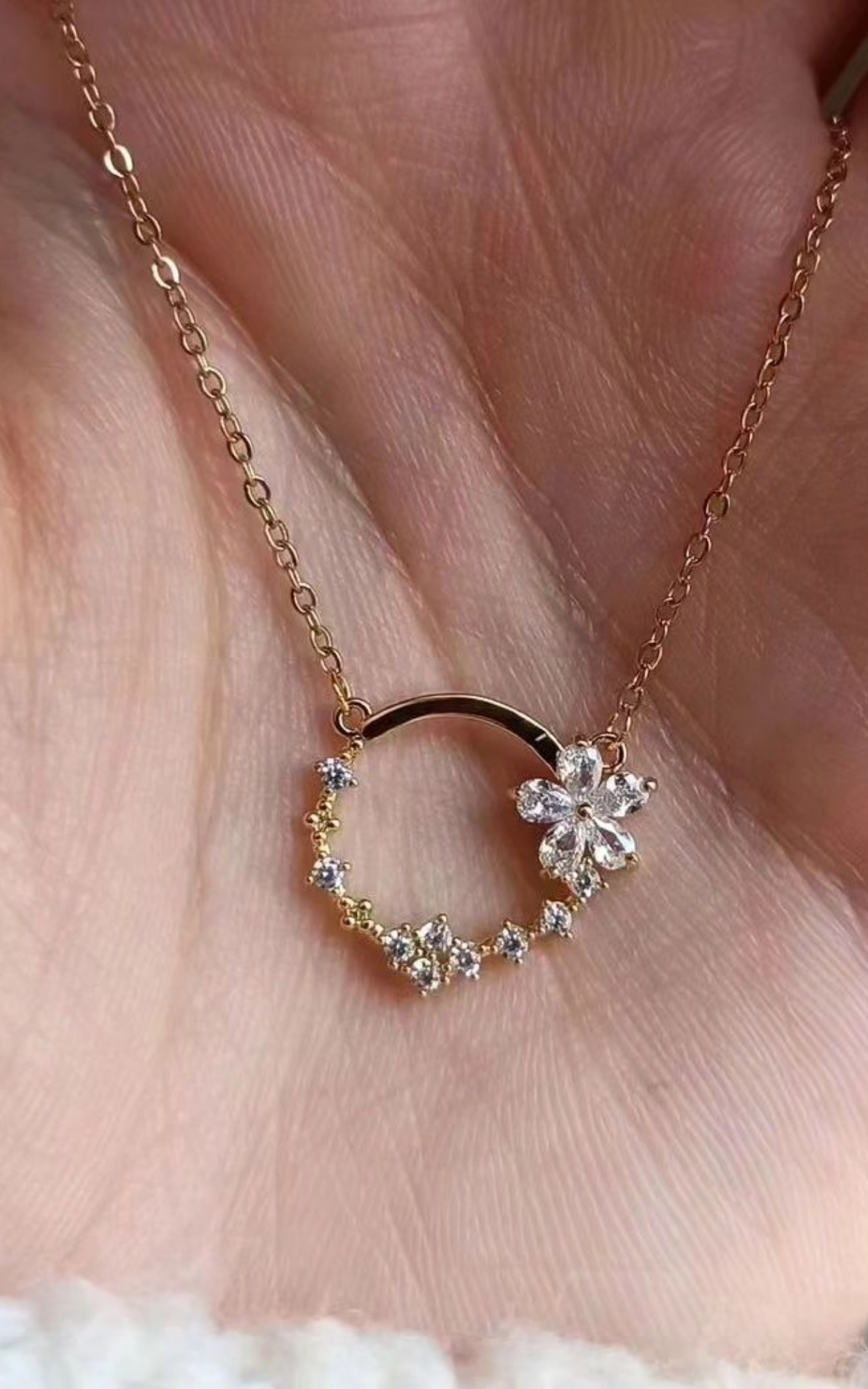 Round flower necklace